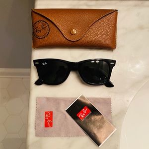 black Ray-Ban original wayfarer